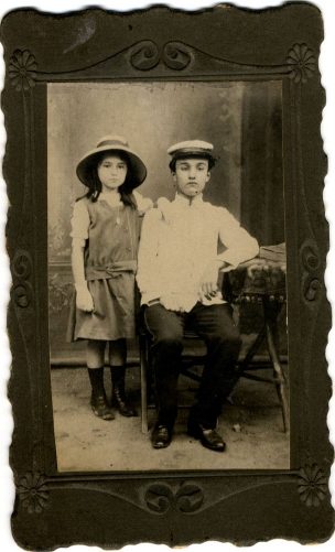 Mișu și Mariela Andricu într’o fotografie luată prin anii 1907-1908